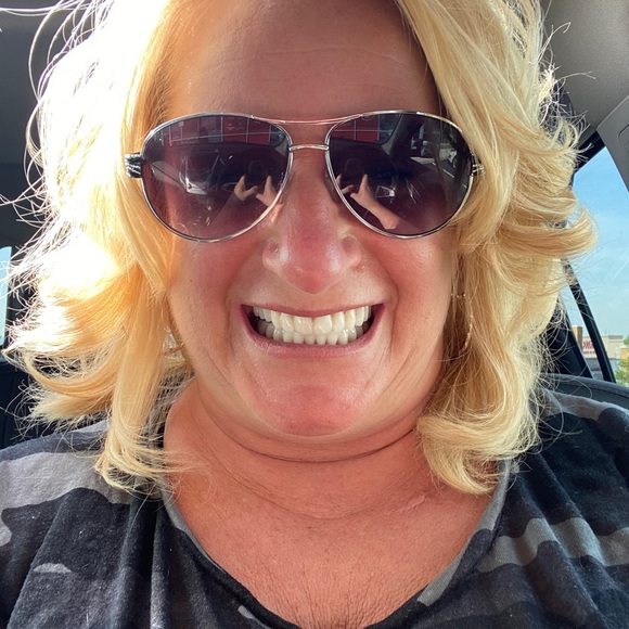 Meet your Posher, Lori - Picture 2 of 2